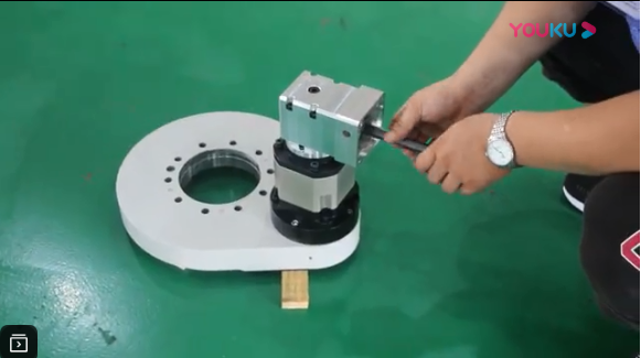 直齒驅動（齒輪式回轉驅動、回轉減速器）工作演示